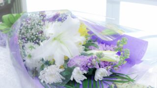 白い花を中心とした葬儀の供花