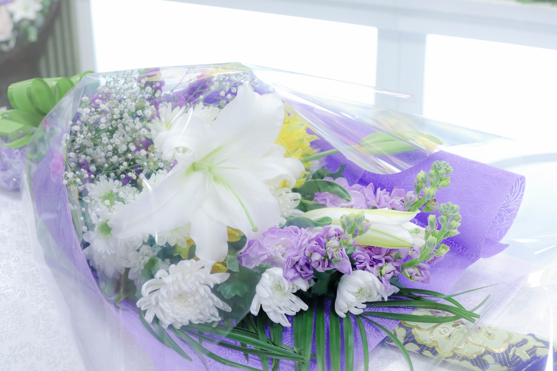 白い花を中心とした葬儀の供花